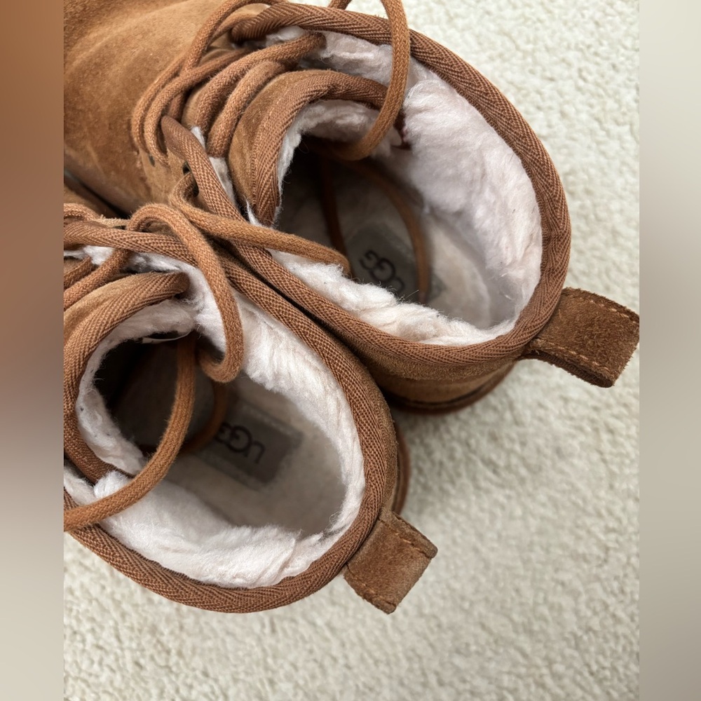 UGGS - Picture 2 of 4